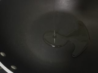 2、瘦肉玉米蔬菜粥,锅内放一点油烧至七成热。