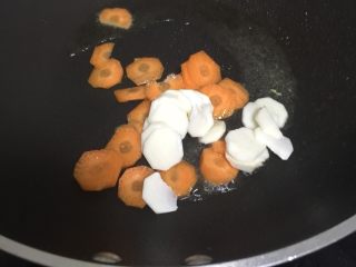 4、瘦肉玉米蔬菜粥,再放去山药翻炒两下。