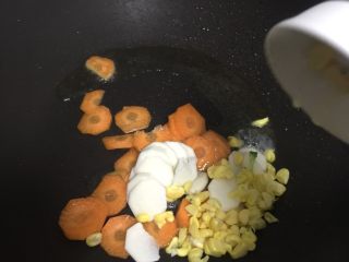 5、瘦肉玉米蔬菜粥,把玉米粒倒入锅内。