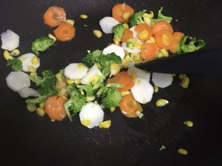 6、瘦肉玉米蔬菜粥,把西兰花倒入锅内，继续翻炒下。