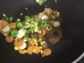 8、瘦肉玉米蔬菜粥,然后倒入两滴生抽炒下，让味道入味(如果想粥最后成品白的话就不要倒入生抽)