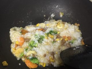 9、瘦肉玉米蔬菜粥,最后把稀饭倒入跟所有食材混合，翻炒下。