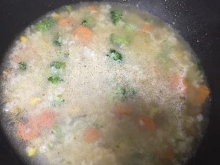10、瘦肉玉米蔬菜粥,最后一步倒入高汤，开大火煮开后再转小火熬制10分钟。(没有高汤也建议大家用开水不要用冷水，糊不糊锅就看你倒的是冷水还是开水了)