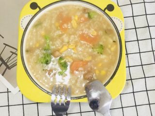 11、瘦肉玉米蔬菜粥,最后要装盘时放点盐巴，开大火收点汁，想要稠一点多收汁，想要稀一点稍微收下汁，即可装盘。