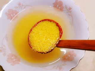 2、绿豆小米粥,清洗干净 浸泡1个小时