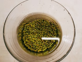 4、绿豆小米粥,用清水浸泡2个小时