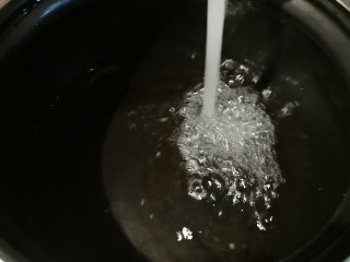 7、绿豆小米粥,压力锅内胆 注入适量清水