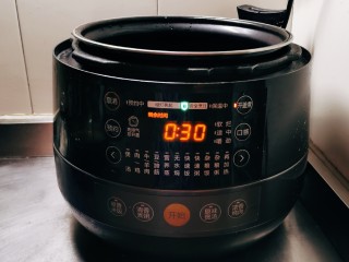 8、绿豆小米粥,选择开盖煮 将水烧开