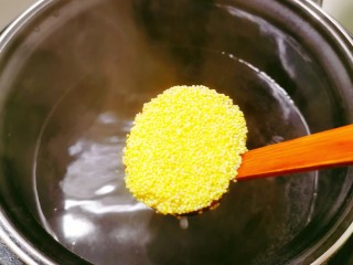 9、绿豆小米粥,水开之后 放入黄小米