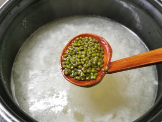 10、绿豆小米粥,放入绿豆