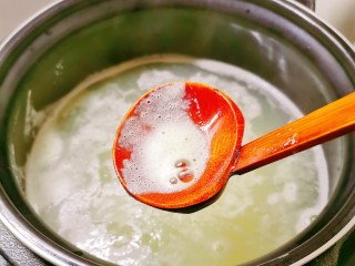 12、绿豆小米粥,撇去浮末 扣上盖子选择清香煮功能键 压力锅开始工作