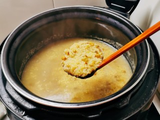 13、绿豆小米粥,时间到 绿豆小米粥已经熟了 很浓稠