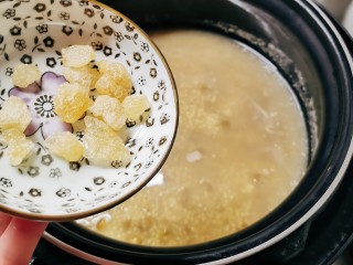 14、绿豆小米粥,趁热放入冰糖
