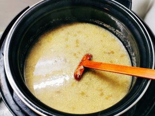 15、绿豆小米粥,冰糖融化即可食用