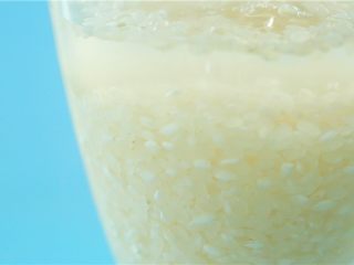 1、蔬菜鲜虾粥,大米浸泡2个小时 。