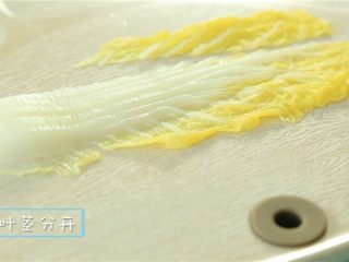 4、蔬菜鲜虾粥,娃娃菜的菜梗和菜叶分开 。