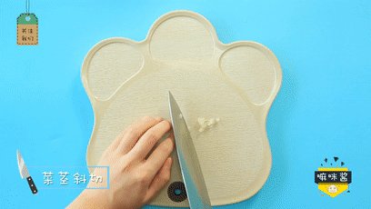 5、蔬菜鲜虾粥,菜梗斜切，更有效的切碎菜梗中的粗纤维，更容易消化。