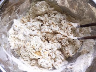 3、豆沙白玉卷,先搅拌成絮状。