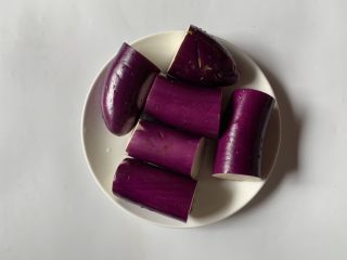 7、酱汁烧茄子,茄子洗净切成2-3段