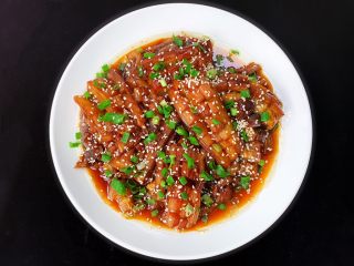 12、酱汁烧茄子,起锅后撒上葱花和熟芝麻即可食用