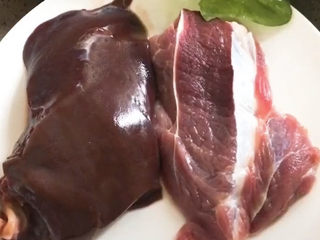 1、猪肝瘦肉粥,猪肝一定要买新鲜的，颜色看起来鲜亮，没有那种暗恋的颜色的才行。煮粥的话，如果食材不新鲜，一下就能吃出味道来。