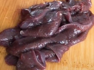 3、猪肝瘦肉粥,猪肝切成薄片