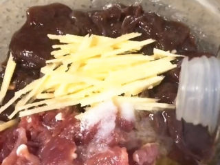 7、猪肝瘦肉粥,加入少许盐，生抽，和胡椒粉调味