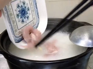 12、猪肝瘦肉粥,加入瘦肉和猪肝，煮一会