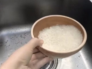 9、猪肝瘦肉粥,煮粥的大米最好提前淘洗干净，再泡几个小时，这样煮的时候更容易熟，煮出来更软烂