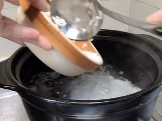 10、猪肝瘦肉粥,泡好的大米倒入砂锅，加入适量清水，开大火煮开，转小火焖片刻。煮粥最好用砂锅，不推荐用铁锅或者高压锅。不过实在是赶时间，那就算了????