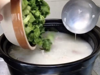 13、猪肝瘦肉粥,猪肝和瘦肉都煮熟了，倒入切好的菜叶，搅匀，煮一小会