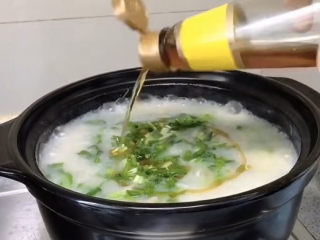 14、猪肝瘦肉粥,加入适量香油提鲜