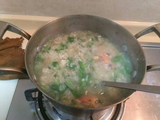 16、超鲜虾鱼片粥,这个时候可以倒一点麻油。