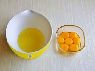 2、棉花蛋糕&不开裂不回缩方子,首先将6个鸡蛋的蛋黄与蛋白分离，剩下一个全蛋加入蛋黄中。