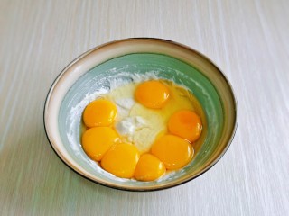7、棉花蛋糕&不开裂不回缩方子,加入6个蛋黄一个全蛋。