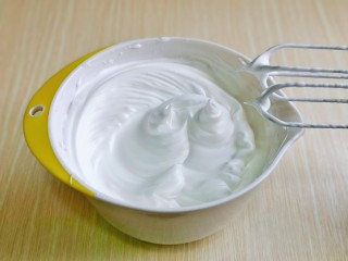 11、棉花蛋糕&不开裂不回缩方子,打至湿性发泡时加入最后的三分之一糖，继续打发至蛋白出现细腻的纹路，提起打蛋器有微微的弯勾即可！