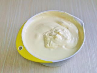 13、棉花蛋糕&不开裂不回缩方子,再把蛋黄糊倒入蛋白霜的容器中，翻拌均匀看不到蛋白霜即可。(这时烤箱135度预热)