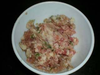 1、胡萝卜肉末粥,肉加少许生姜剁碎，加入适量盐、白胡椒粉、料酒、水往一个方向搅打上劲。