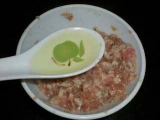 2、胡萝卜肉末粥,加入一匙油搅拌均匀，腌制半小时以上