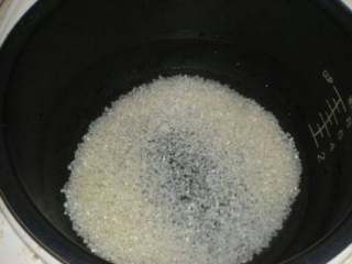 3、胡萝卜肉末粥,大米淘洗干净。