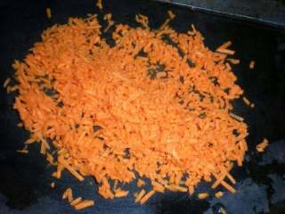 5、胡萝卜肉末粥,胡萝卜洗净擦丝后切丁