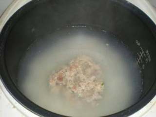 6、胡萝卜肉末粥,待锅中水沸腾后，加入肉末并搅散