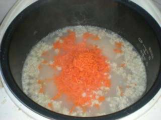 7、胡萝卜肉末粥,加入胡萝卜末。