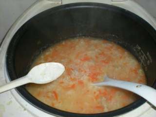 8、胡萝卜肉末粥,继续煮至粘稠后，加适量盐调味