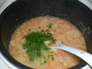 9、胡萝卜肉末粥,出锅前撒上葱花。