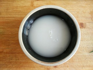 2、古早味麻酱红糖花卷&椒盐葱香花卷,将酵母粉用温水冲开。