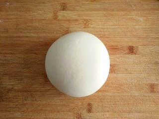 4、古早味麻酱红糖花卷&椒盐葱香花卷,揉成光滑面团。