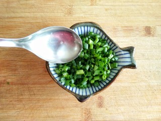 5、古早味麻酱红糖花卷&椒盐葱香花卷,葱绿切小段，加去适量油拌匀（为了在蒸制过程中保持翠绿）