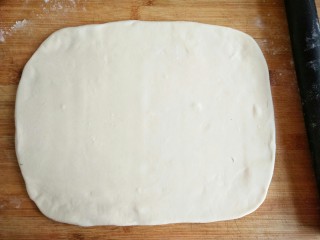 6、古早味麻酱红糖花卷&椒盐葱香花卷,将揉好的面擀开。