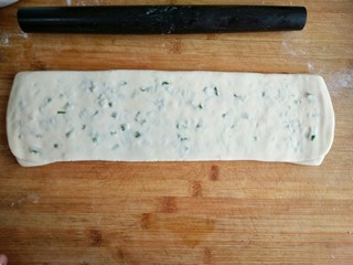 13、古早味麻酱红糖花卷&椒盐葱香花卷,用擀面杖轻轻擀一下，（轻压一下葱花不掉出来即可）